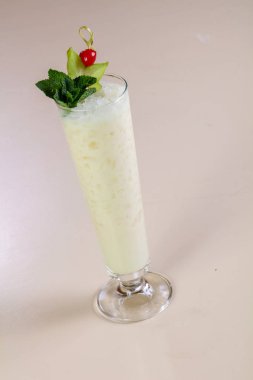 Pina colada Hindistan cevizi kokteyl nane ile