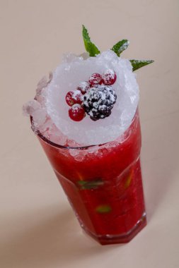 Nane yaprağı ile Berry güler yüzlü