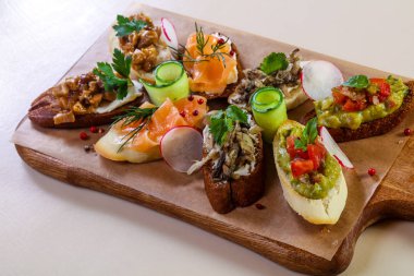 Balık ve sebze ile İspanyol bruschetta karıştırın