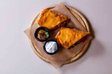 İki soslu tavuklu böreği