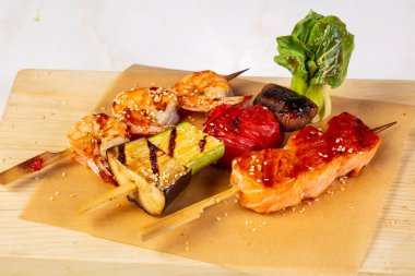 Somon, karides ve sebze şiş