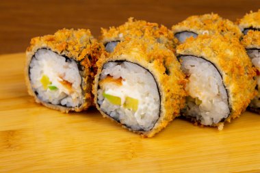 Lezzetli kızarmış tempura yılan balığı ile rulo