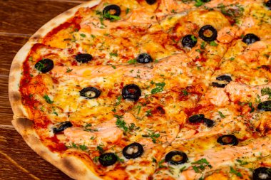 Somon ve siyah Zeytinli Pizza