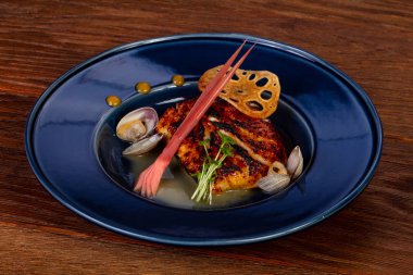 Kızarmış morina balığı tarak ve sos ile