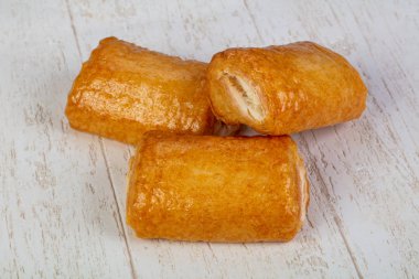 Reçel dolum ile lezzetli puf böreği strudel