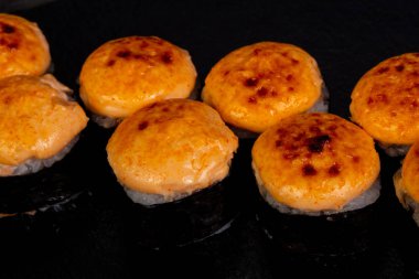 Japonca rulo ile pirinç pişmiş