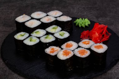 Japon Suşi ile çeşitli madde ayarla