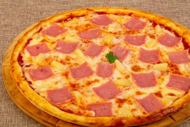 Jambon, ananas ve peynirli pizza