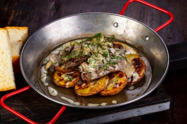 kavrulmuş domuz patates ve sos ile