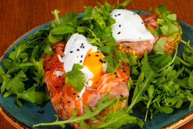 Bruschetta somon, rucola ve yumurta ile