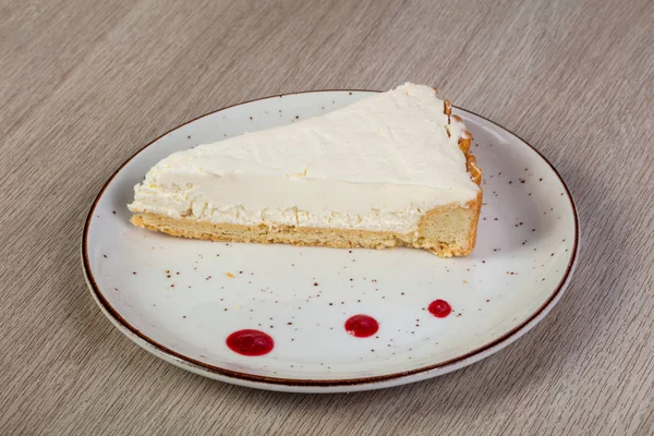 プレートのクリームとチーズケーキ — ストック写真