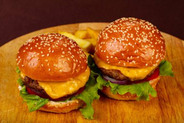 Lezzetli ev yapımı Hamburger patates ile