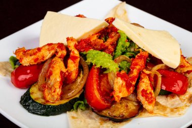 Izgara sebze tavuk ve peynir ile