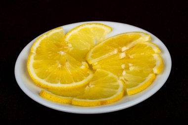 Tabakta dilimlenmiş limon çerezi