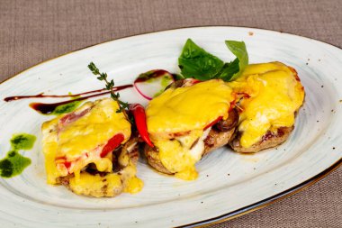 Peynir ve mantarlı tavuk göğsü