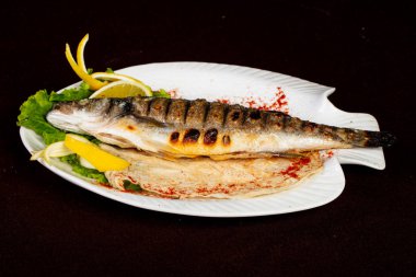 Limon servis kavrulmuş levrek balığı