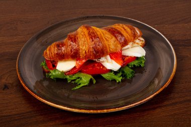 Kruvasan tavuk ve peynir ile