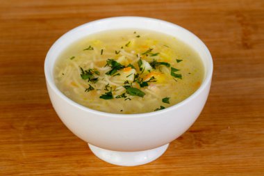 Şehriye ile hafif tavuk çorbası