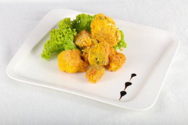 Fried brokoli salata yaprakları ile