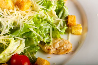 Tavuklu Sezar salatası