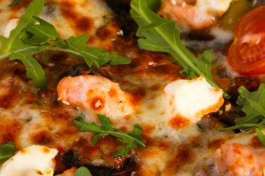 Somonlu pizza ve roka peynirli mozzarella.