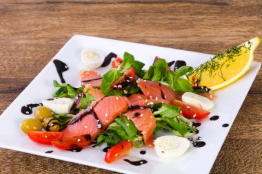 Somon salatası yumurta ve Balzamico