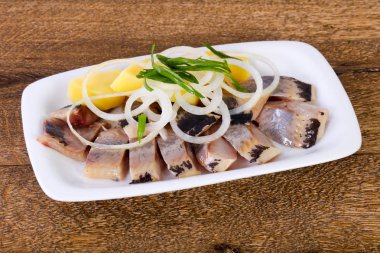 Soğan ve patates ile ringa balığı filetosu