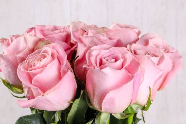 Beyaz arka plan üzerinde izole pembe gül buketi