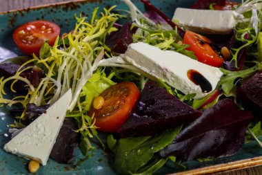 Domates hizmet peynir ve pancar kök salata