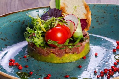 Tartar somon ve avokado sebze devam eder.