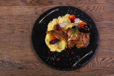 Hizmet patates püresi sebzeli kuzu