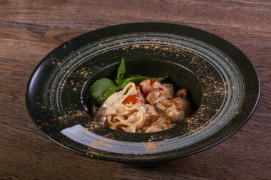 Lezzletli makarna mantar hizmet fesleğen ile