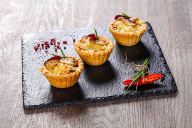 Fırında mantar ve peynir ile kanepe