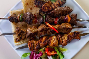 Barbekü et ve sebze tabağı.