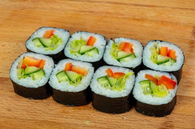 Vejetaryen maki rulo salatalık ile