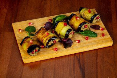 Fındık ve peynirli patlıcan rulo