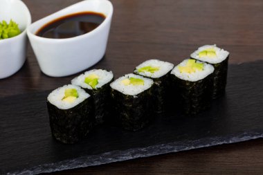 Avokado ve wasabi ile iştah açıcı suşi