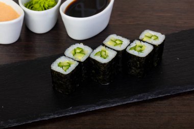 İştah açıcı suşi salatalık, wasabi ve sos ile