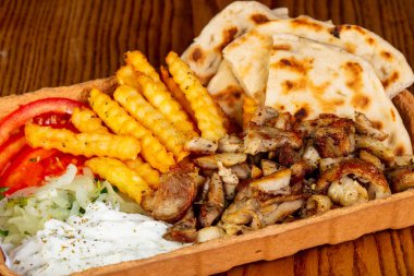 Gyros et, patates ve sos ile