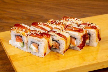 Susam ve peynir ile lezzetli yılan balığı rulo