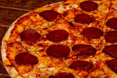 Ahşap backgorund üzerinde İtalyan biberli pizza