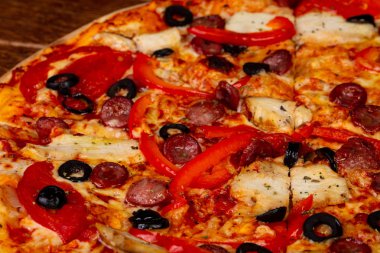 sosis ve zeytin pizza