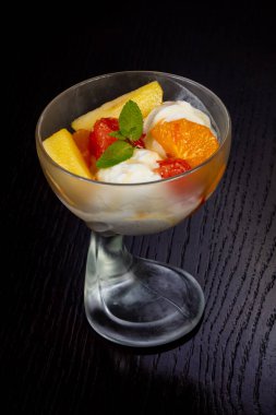 Meyve ve nane ile lezzetli dondurma