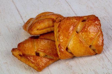 Reçelli enfes poğaçalı börek.