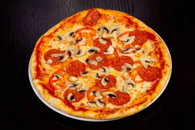 Lezzetli biberli pizza mantar ile