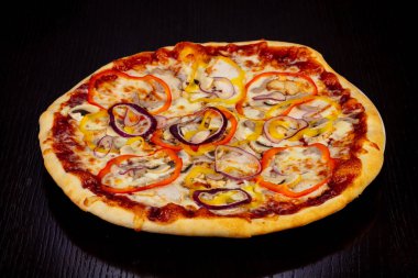 Lezzetli Barbekü pizza biber, soğan ve mantar ile