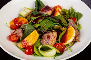 Lezzetli kızarmış ördek göğsü salatası