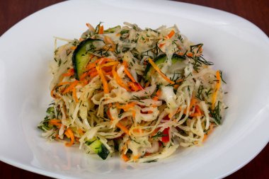 Lahana salatası salata salatalık ile