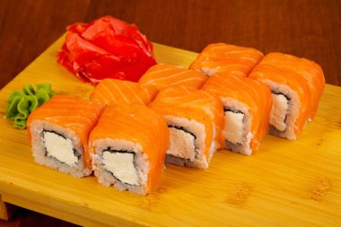 Somon ve yumuşak peynir rulo