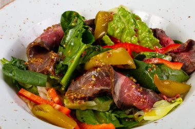 Alarmdan ve sebze salatası